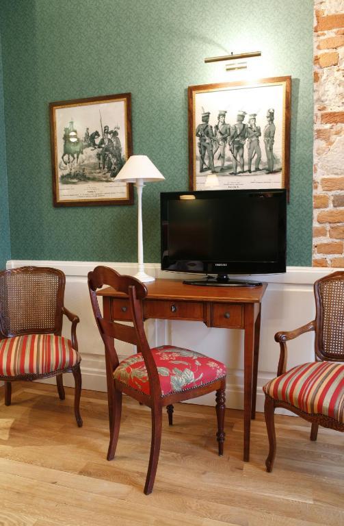 קרקוב Hotel Dwor Kosciuszko חדר תמונה A flat screen television in a hotel room