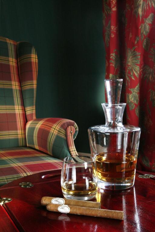 קרקוב Hotel Dwor Kosciuszko חדר תמונה A decanter of Scotch whisky