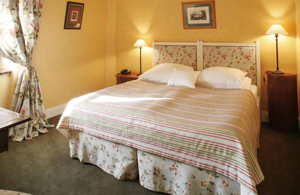 קרקוב Hotel Dwor Kosciuszko חדר תמונה A bed with a bed skirt