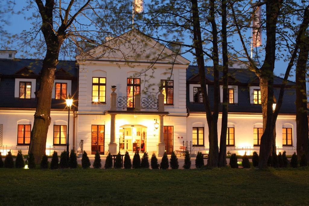 קרקוב Hotel Dwor Kosciuszko מראה חיצוני תמונה The palace at night