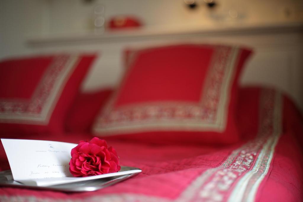 קרקוב Hotel Dwor Kosciuszko מראה חיצוני תמונה A rose on a bed