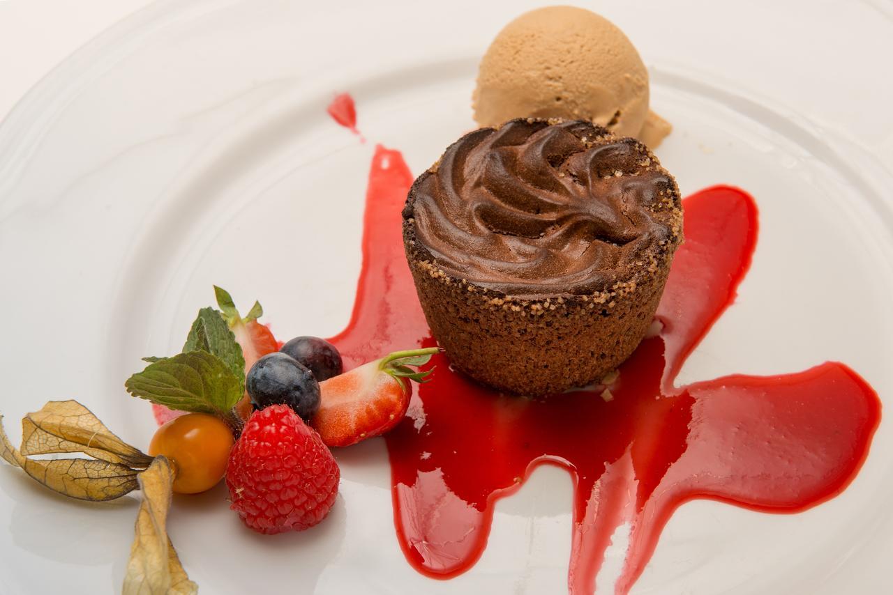 קרקוב Hotel Dwor Kosciuszko מראה חיצוני תמונה A chocolate dessert