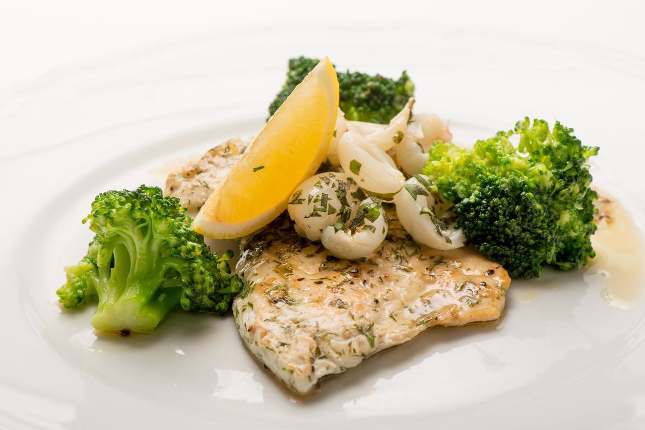 קרקוב Hotel Dwor Kosciuszko מראה חיצוני תמונה A prepared meal of tilapia